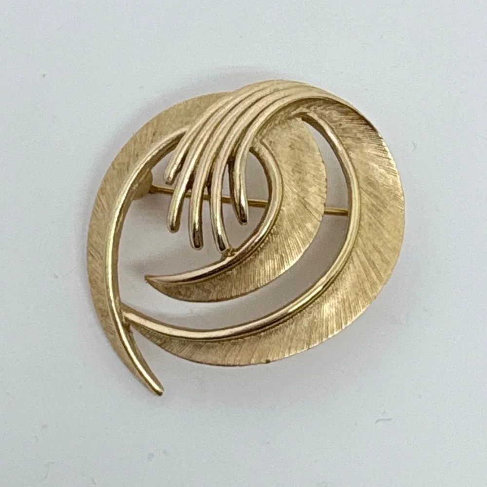 Signed Trifari Vintage Gold Tone Textured Swirl Leaf Brooch Pin Mid Century Mod